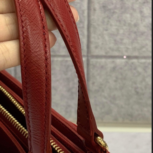 Salvatore Ferragamo Vara Bow Saffiano Leather 2 way bag with Gold tone hardware. - Picture 6 of 16